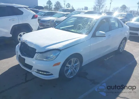 2013 Mercedes-Benz C 300 Luxury 4Matic z USA, uszkodzony, nr VIN WDDGF8AB1DF973716